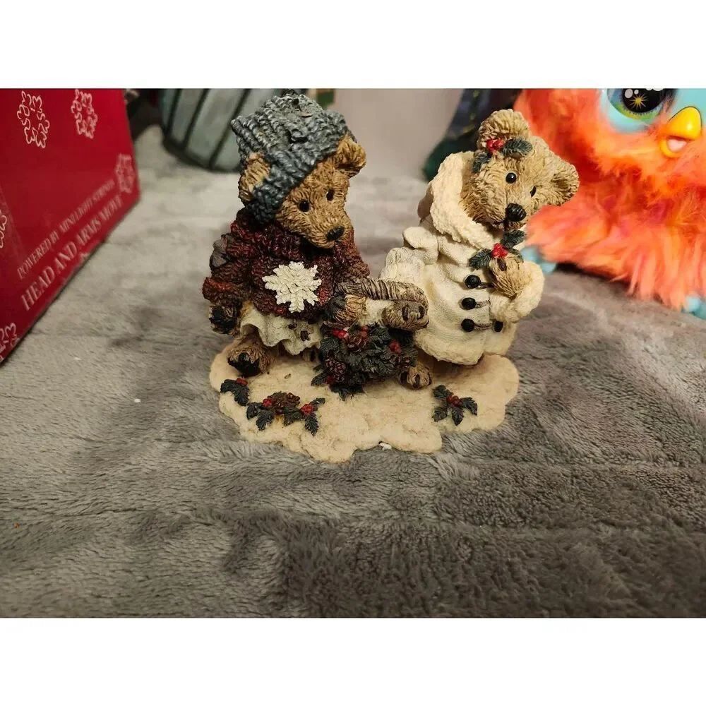 Boyds Bears & Friends Edmund & Bailey Gathering Holly Figurine, unboxed